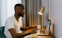 homem usando notebook da Samsung