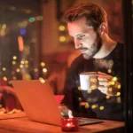 homem usando um dos notebooks da vaio