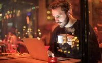 homem usando um dos notebooks da vaio