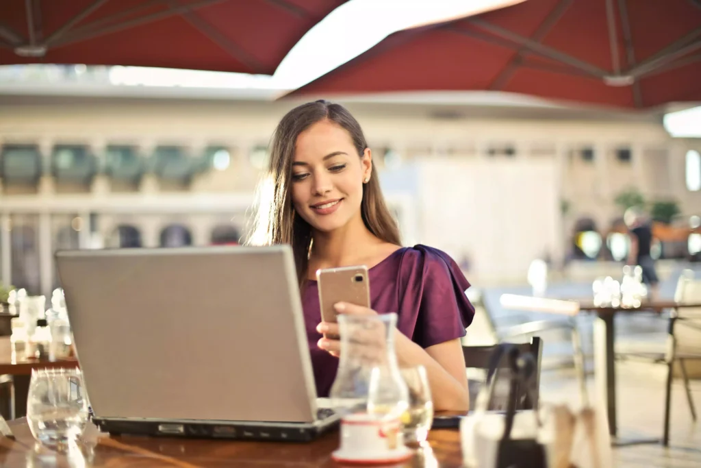 promoção-de-celular-capa moça sentada em frente ao notebook buscando promoção de celular