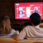 casal assistindo programa em smart tv de 43 polegadas
