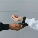 pessoa ajudando a outra a conectar Amazfit T-Rex em um celular