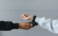 pessoa ajudando a outra a conectar Amazfit T-Rex em um celular