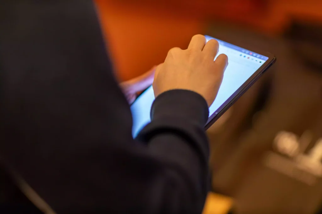 moça usando tablet