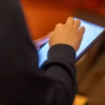 moça usando tablet