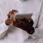 homem negro mexendo um tablet ipad 12.9