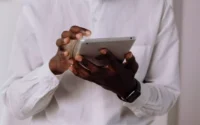 homem negro mexendo um tablet ipad 12.9