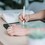 mulher usando tablet Kamvas Pro 16