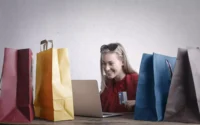 mulher conferindo dicas de onde comprar computador