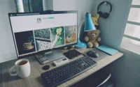 computador barato em cima de escrivaninha em escritório home office