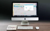 Computador all in one com SSD sobre uma escrivaninha