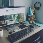 imagem de monitor para PC em cima de escrivaninha em escritório home office