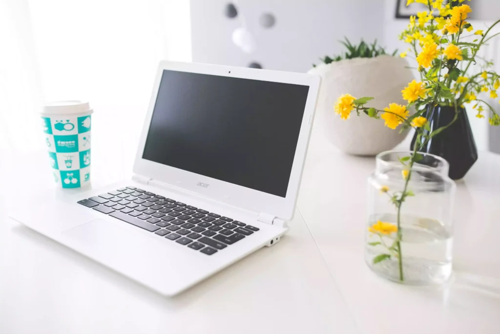 notebook acer sobre escrivaninha de trabalho