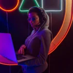 moça segurando um dos notebooks gamer baratos