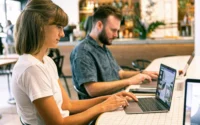 casal usando notebook para trabalho