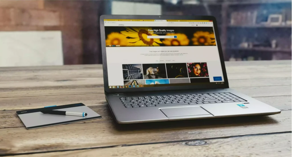 notebook-processador-amd-ryzen-capa notebook com processador AMD Ryzen em cima de mesa
