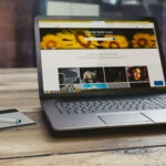 notebook com processador AMD Ryzen em cima de mesa