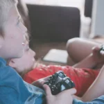 crianças jogando em videogame barato
