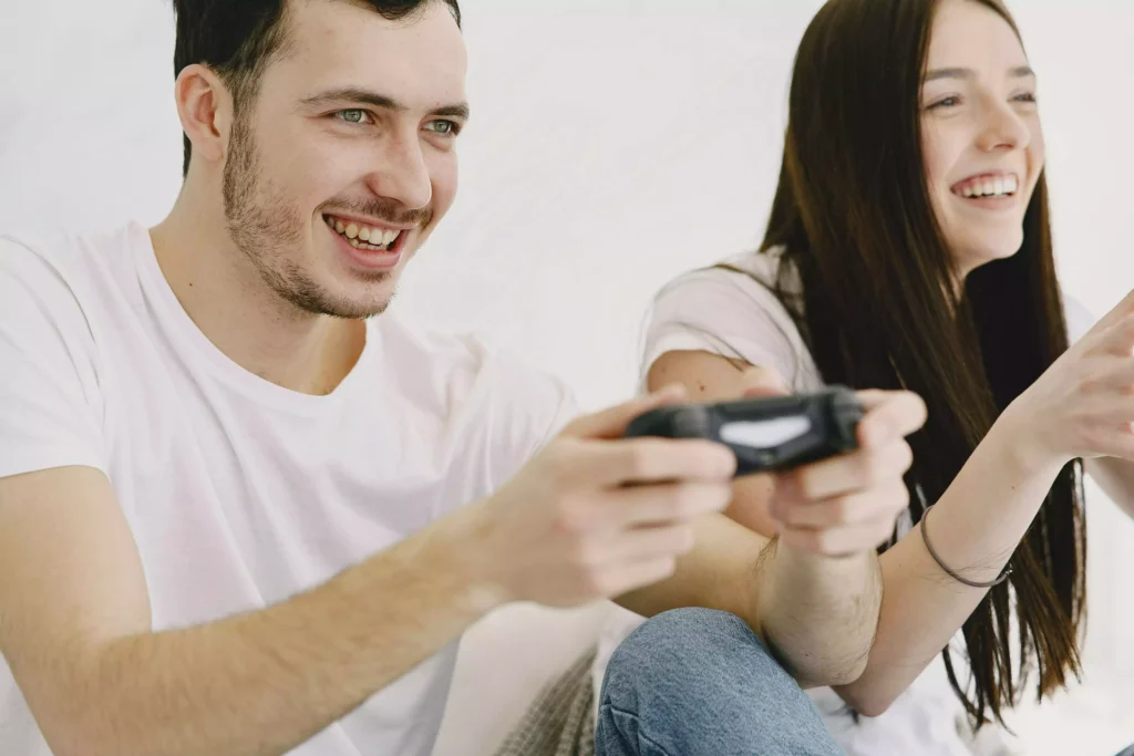 videogame-barato-capa casal segurando controles e jogando em um dos consoles de videogame baratos