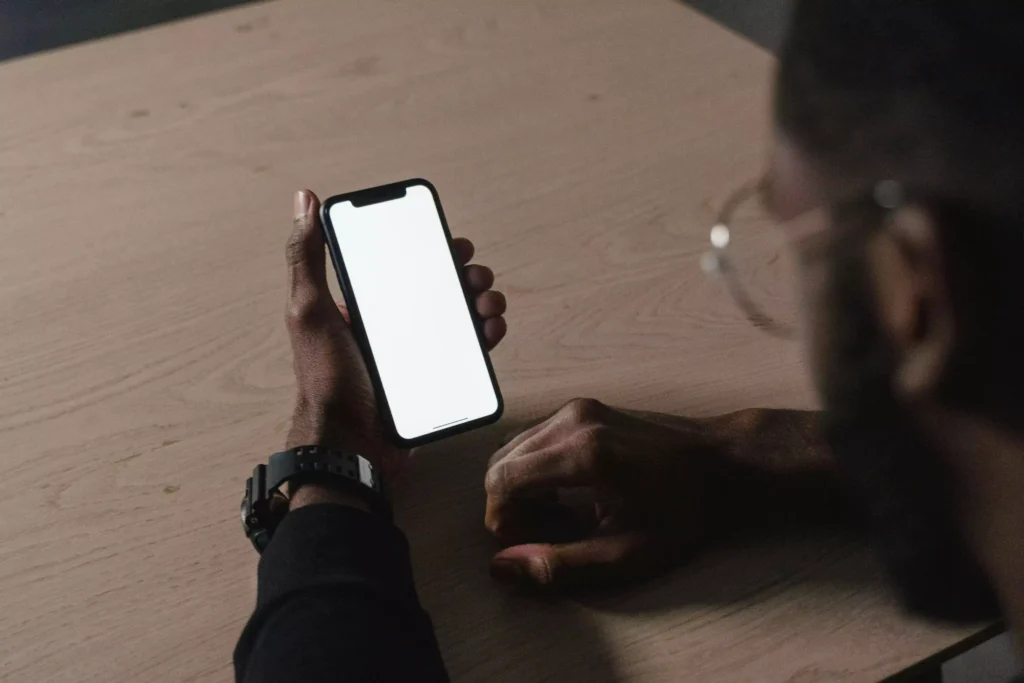 celulares-em-promocao-capa moço segurando celular fazendo referência a celulares em promoção