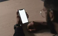 moço segurando celular fazendo referência a celulares em promoção