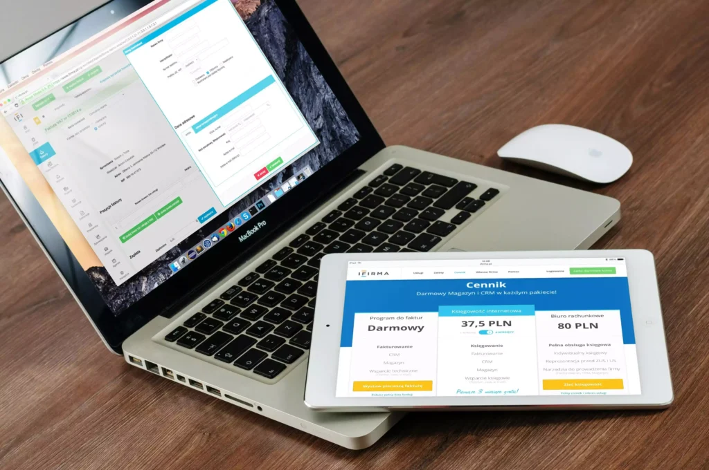 hospedagem-de-loja-virtual-capa notebook aberto com tablet em cima com a tela mostrando plano de hospedagem de loja virtual