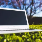 Notebook da Acer sobre a grama
