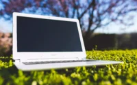 Notebook da Acer sobre a grama