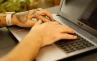 mãos de homem usando um dos notebooks da Asus