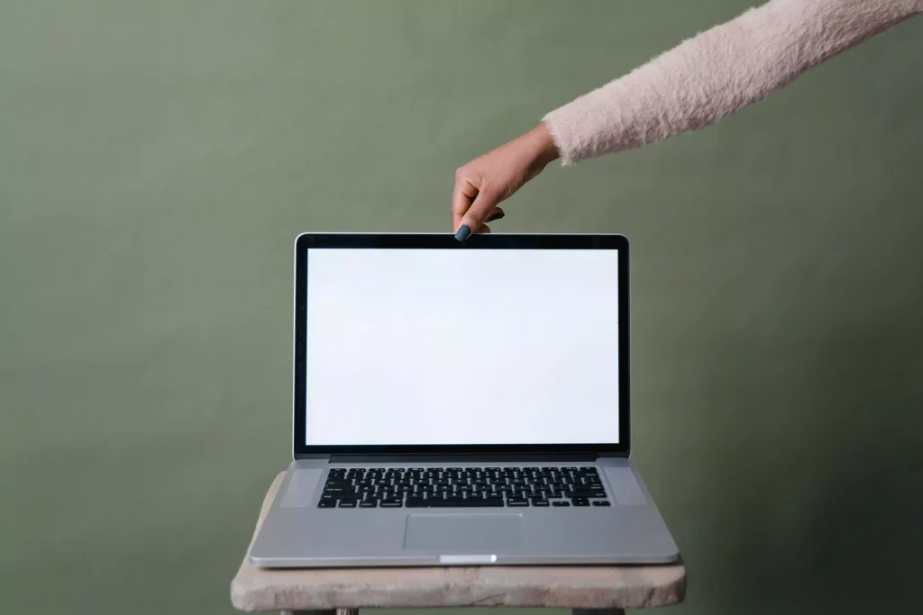 notebook-dell-com-tela-touch-screen-capa mão de mulher tocando um dos notebooks com tela touch screen