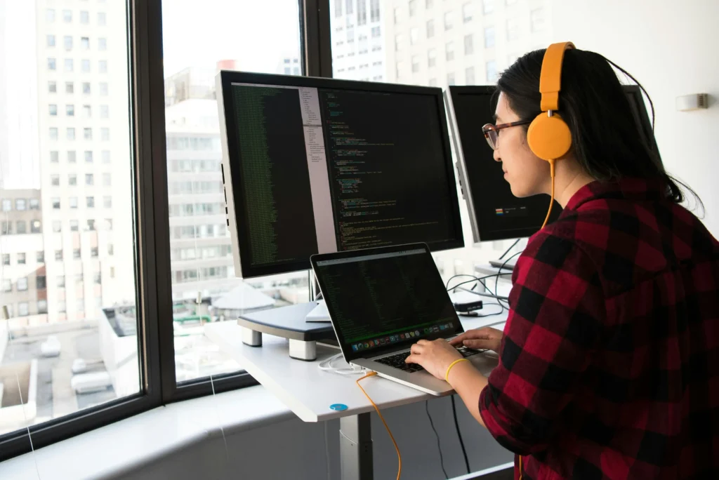 notebooks-para-programar-capa moça fazendo programação em um dos notebooks para programar
