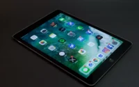 tablet da samsung em cima de uma mesa ligado com os aplicativos aparecendo na tela