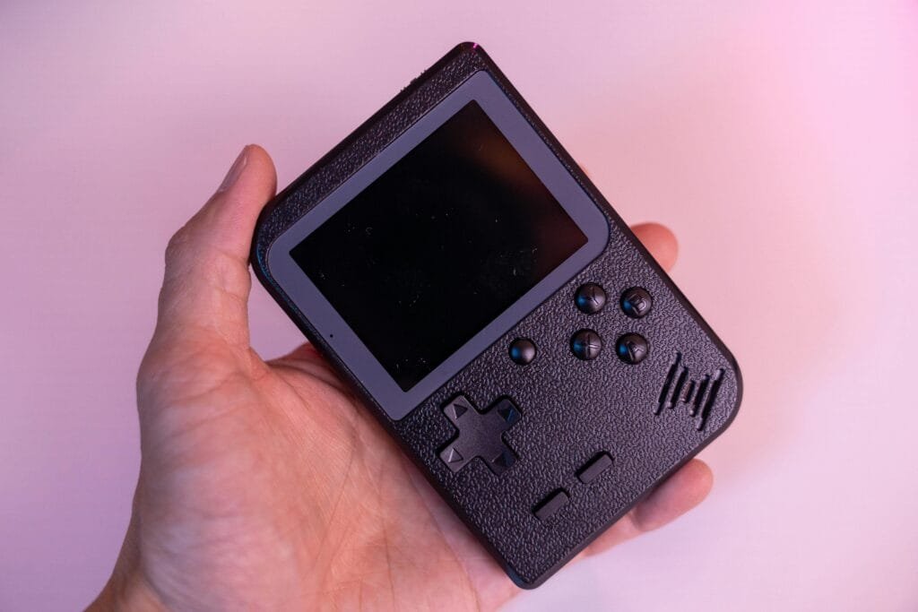 videogame-portatil-barato-capa mão de homem segurando um videogame portátil barato