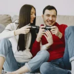 casal jogando em um dos videogames bons e baratos