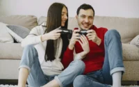 casal jogando em um dos videogames bons e baratos