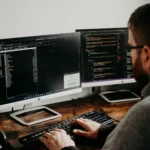 homem sentado em frente a uma escrivaninha usando um computador da HP
