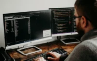 homem sentado em frente a uma escrivaninha usando um computador da HP