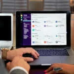 casal de empreendedores vendo hospedagem gratis php no laptop