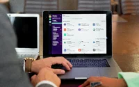 casal de empreendedores vendo hospedagem gratis php no laptop
