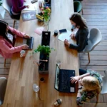 funcionários de empresa utilizando computadores para mexer em site com hospedagem sql server