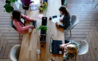 funcionários de empresa utilizando computadores para mexer em site com hospedagem sql server