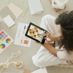 moça sentada no chão usando um tablet