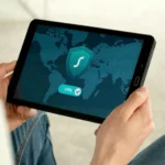 mãos de pessoa segurando um tablet da Samsung