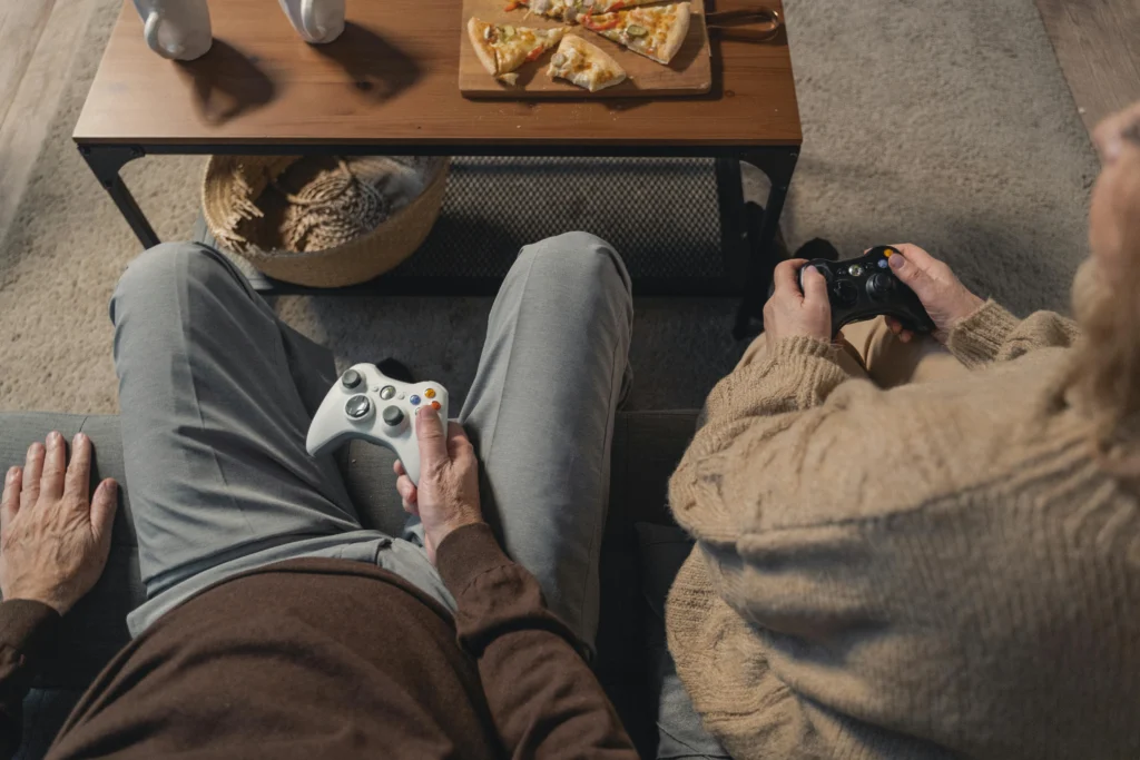 comprar-console-xbox-capa casal de idosos jogando console do xbox