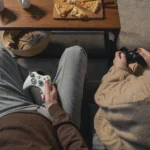 casal de idosos jogando console do xbox