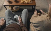 casal de idosos jogando console do xbox