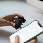 mulher segurando fone de ouvido bluetooth em uma mão e na outra um celular ilustrando fone de ouvido xiaomi