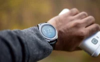 homem usando smartwatch ilustrando os modelos de relógios inteligente Xiaomi Amazfit