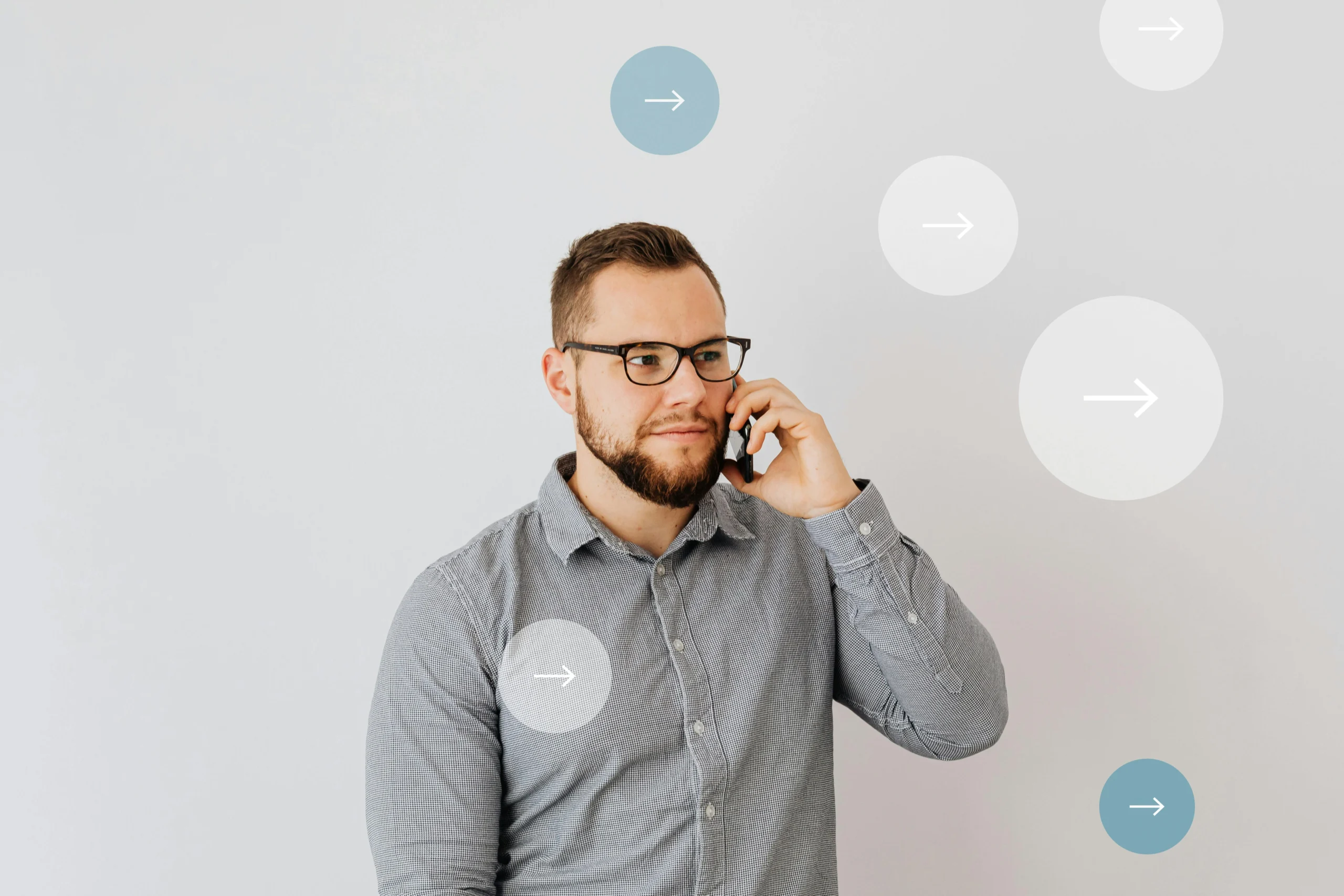 moço segurando celular na mão ilustrando celular apple 14