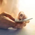 mãos de pessoa segurando um celular ilustrando o celular samsung s21 fe